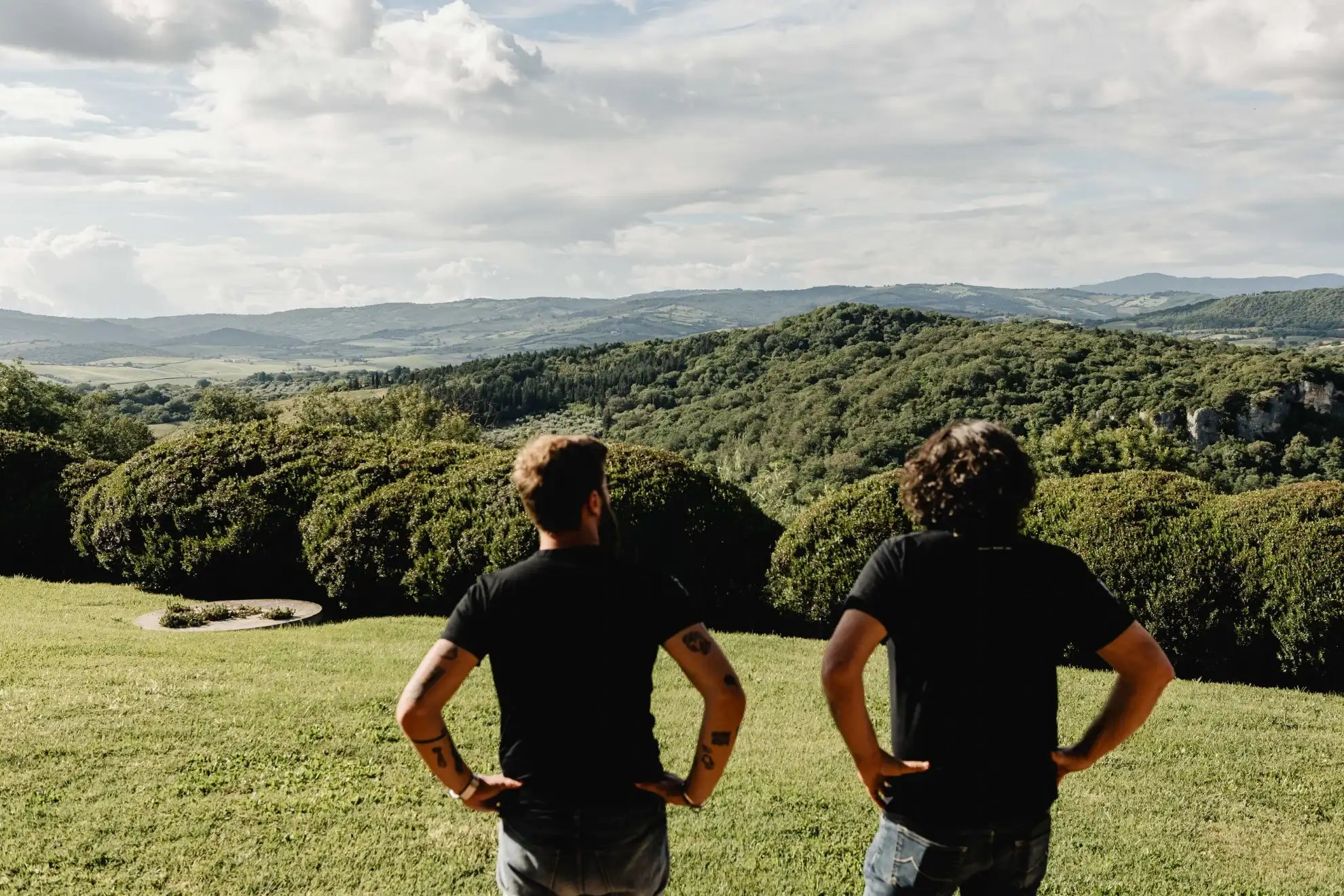 I proprietari di Villa I Due Cippi contemplano il panorama toscano