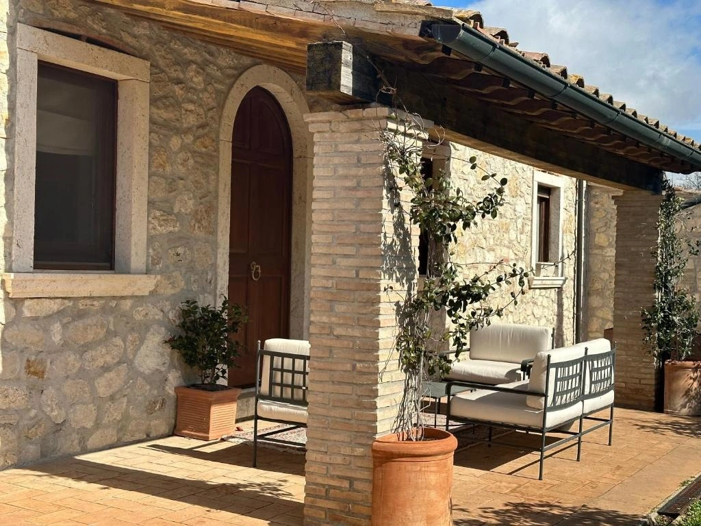 Salone con lampadario e muri in pietra