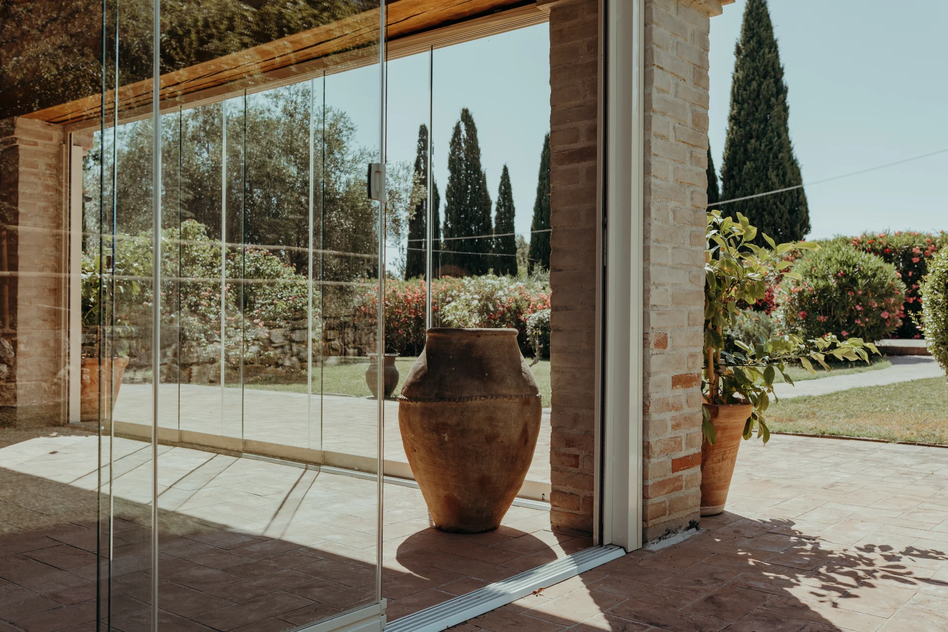 Divano elegante con parquet